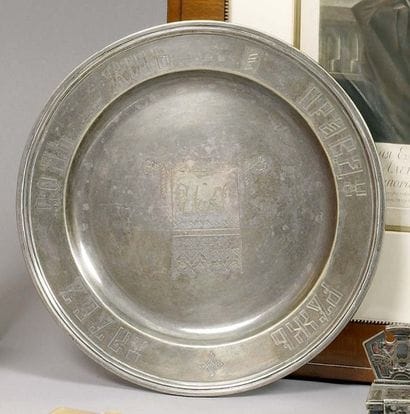 Assiette de présentation en argent, à décor...