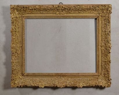 CADRE en bois sculpté et doré à décor de...