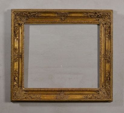 CADRE en bois sculpté et doré à décor de...