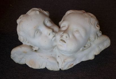DEUX TÊTES D'ANGES en marbre blanc.
France,...