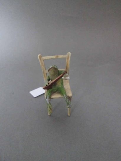 GRENOUILLE ASSISE sur une chaise jouant du...