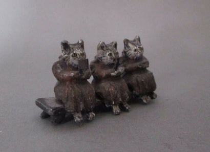 TROIS PETITS CHATS ASSIS sur un banc, et...
