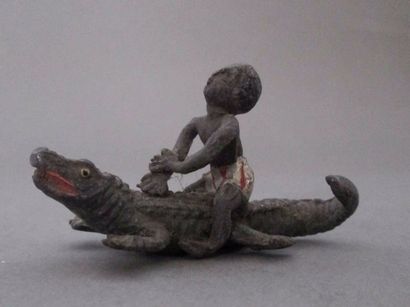 ENFANT NOIR ASSIS sur un crocodile en bronze...