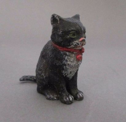 CHAT NOIR ASSIS en plomb à décor polychrome...