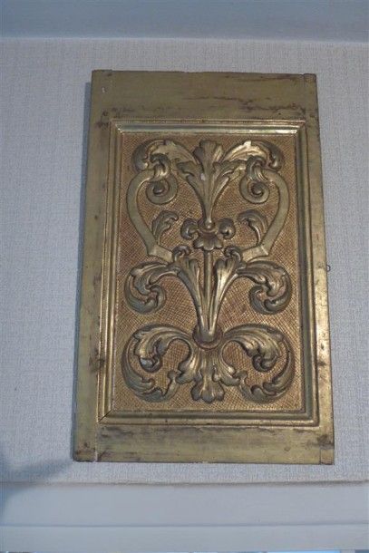 DEUX PANNEAUX en bois sculpté et doré à décor...