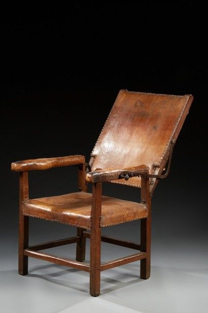 FAUTEUIL dit «de malade» en bois naturel...