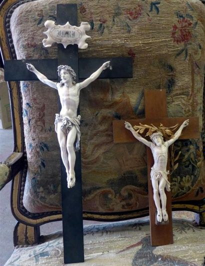 DEUX CRUCIFIX sculptés.
XIXe siècle.
Hauteur:...