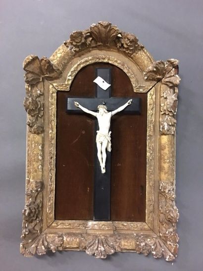 CRUCIFIX en ivoire nement ciselé.
Présenté...