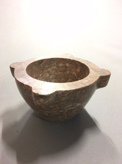 MORTIER en marbre rose.
Hauteur: 11 cm
