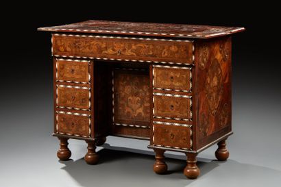 BUREAU À CAISSON en marqueterie de bois clair...