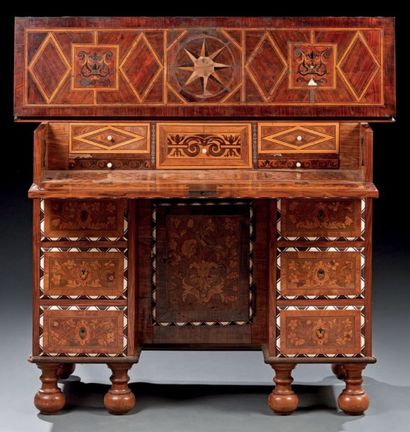 BUREAU À CAISSON en marqueterie de bois clair...