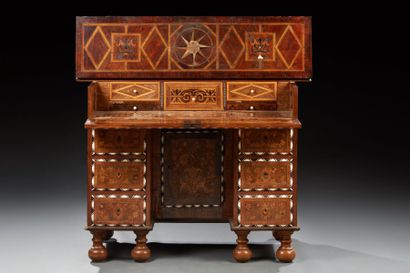 BUREAU À CAISSON en marqueterie de bois clair...