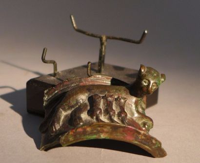 BRONZE représentant un chat allaitant ses...