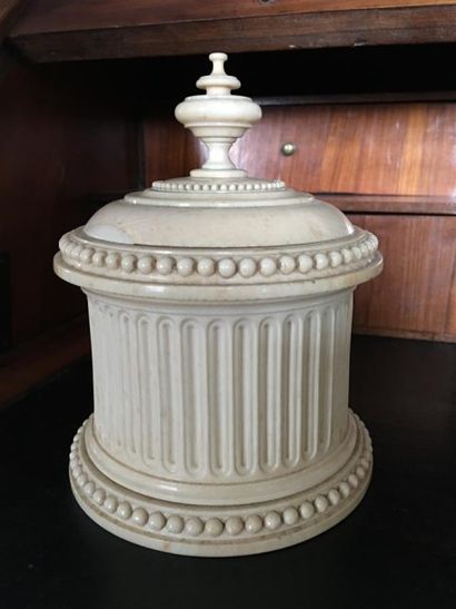POT COUVERT en ivoire tourné et sculpté à...