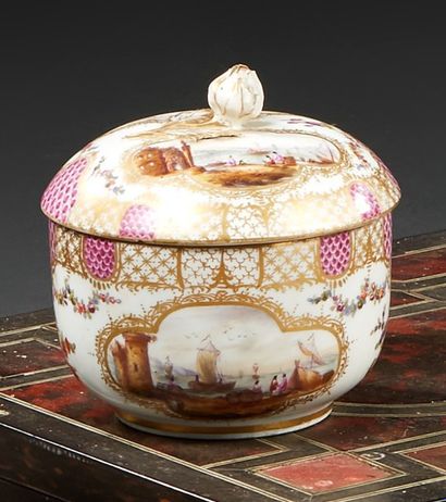 BONBONNIÈRE en porcelaine rose et or à décor...