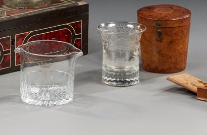 QUATRE VERRES DE MARIAGE en verre gravé et...