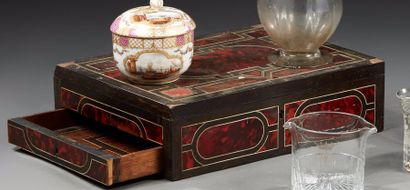 COFFRET plat rectangulaire formant écritoire...