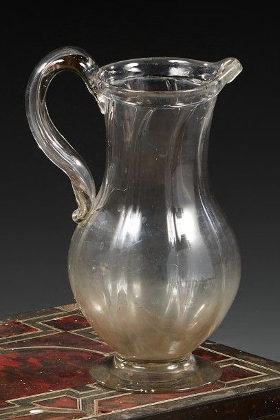 PICHET en verre soufé (fêle).
XVIIIe siècle.
Hauteur:...