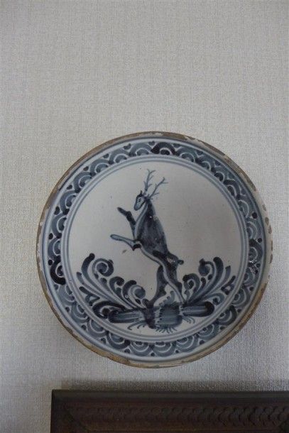 PLAT en faïence bleu à décor d'un cerf se...
