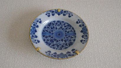 DEUX ASSIETTES en faïence à décor blanc/bleu...