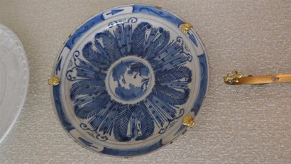 DEUX ASSIETTES en faïence à décor blanc/bleu...