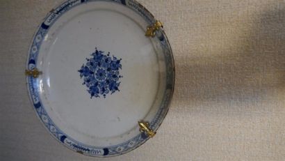 TROIS ASSIETTES en faïence à différents décors...