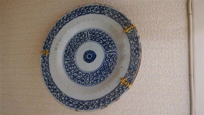 TROIS ASSIETTES en faïence à différents décors...