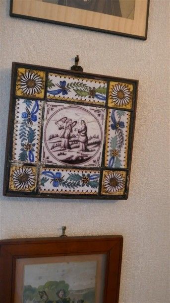 DEUX CARREAUX DE FAÏENCE à décor manganèse...