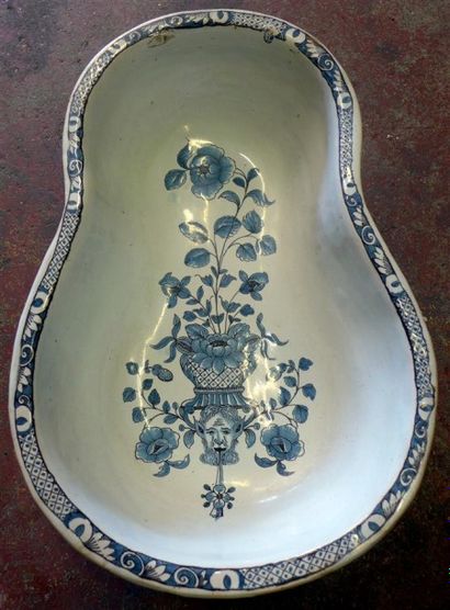 BIDET en faïence populaire à décor en bleu...