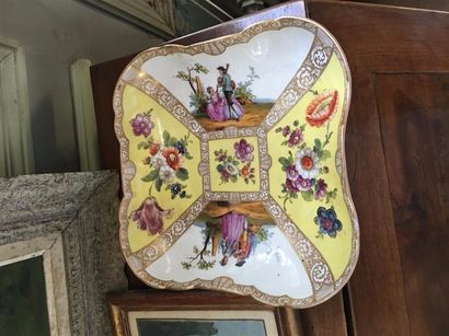PLAT carré en porcelaine à décor de paysages...