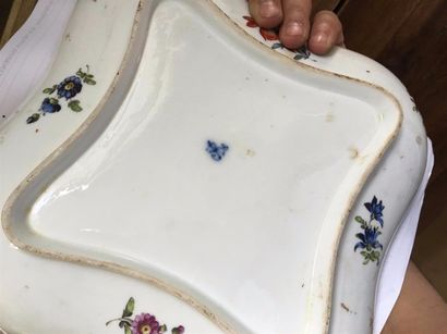 PLAT carré en porcelaine à décor de paysages...