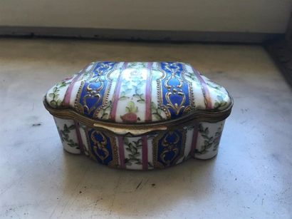 BOÎTE en porcelaine polychrome, monture en...