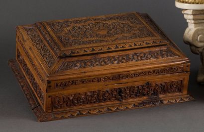 COFFRET DE MARIAGE en bois sculpté à décor...