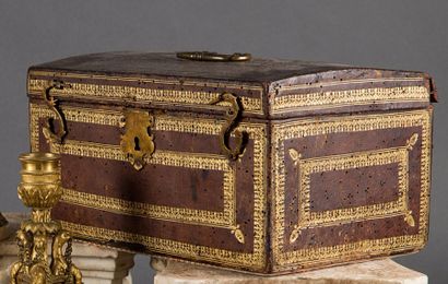 COFFRET rectangulaire garni de cuir doré...