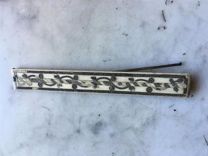 BARRETTE À CHEVEUX en os à décor de motifs...