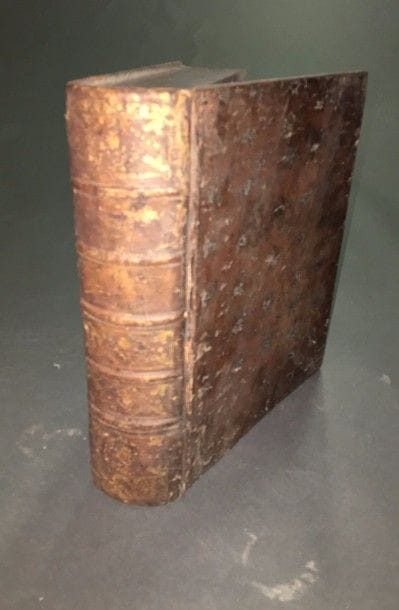 BOÎTE en forme de livre relié (usures).
Hauteur:...
