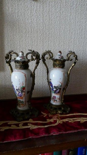PAIRE DE VASES en porcelaine à décor polychrome...