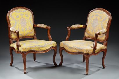 PAIRE DE FAUTEUILS en bois naturel mouluré...