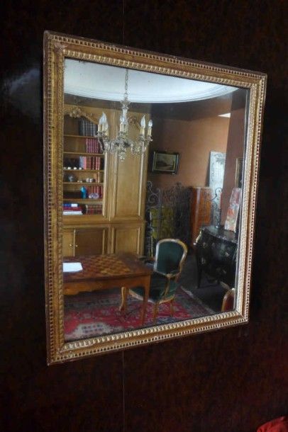MIROIR en bois sculpté et doré à décor mouluré...