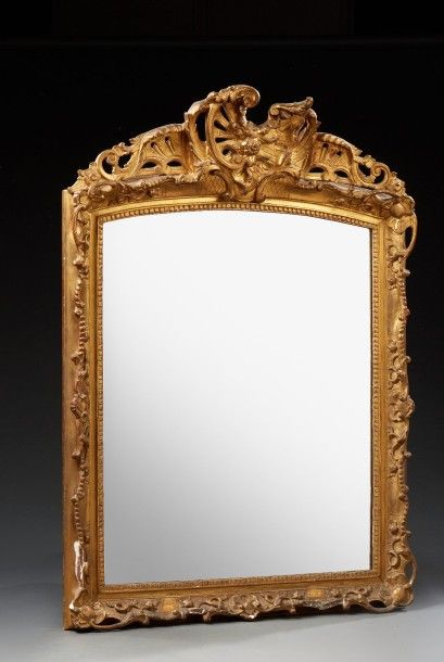 MIROIR en bois et stuc doré à décor de rocailles,...