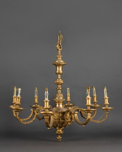 LUSTRE à huit bras de lumière en bronze doré...