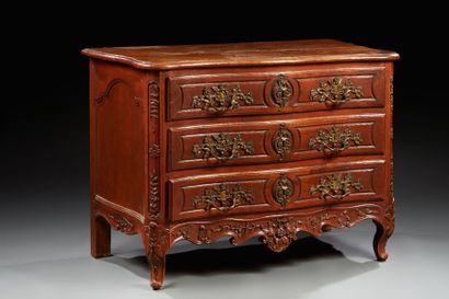 COMMODE en bois naturel sculpté ouvrant à...