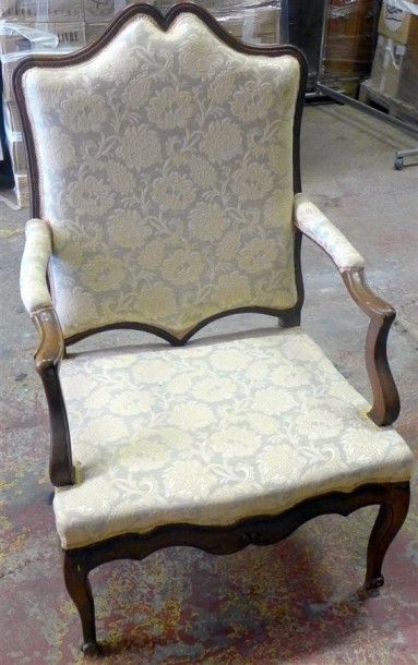 FAUTEUIL à haut dossier en bois naturel....