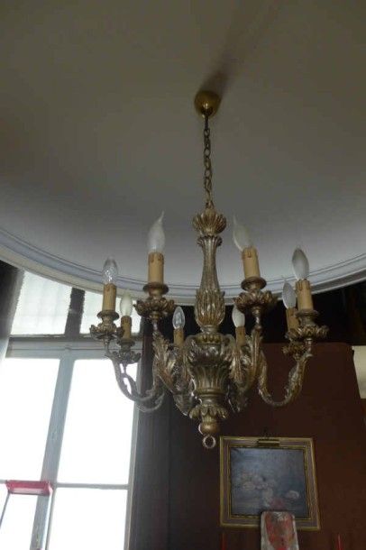 LUSTRE en bois sculpté et doré à huit bras...