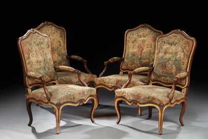 SUITE DE QUATRE FAUTEUILS à la reine en bois...