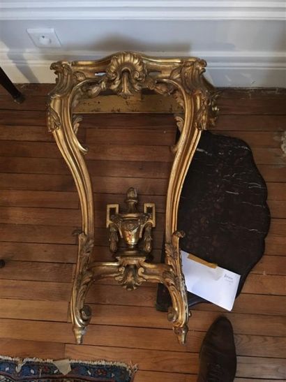 CONSOLE en bois sculpté et doré, les pieds...