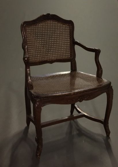 FAUTEUIL en bois naturel sculpté et mouluré,...