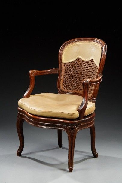 FAUTEUIL cabriolet en bois naturel mouluré...