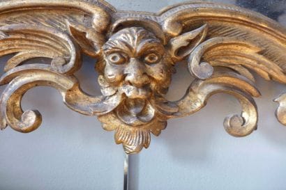 MIROIR en bois sculpté et doré à riche décor...