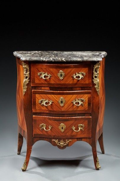 PETITE COMMODE en bois de placage à trois...